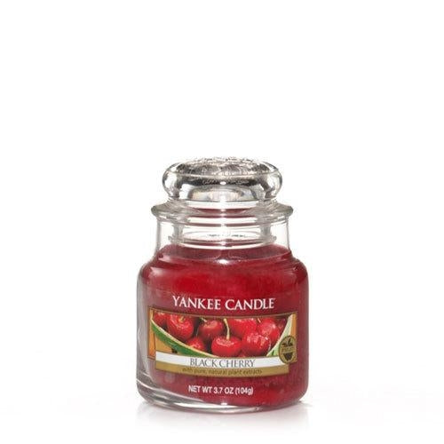 Laissez-vous tenter par la bougie parfumée à la cerise noire, petit format