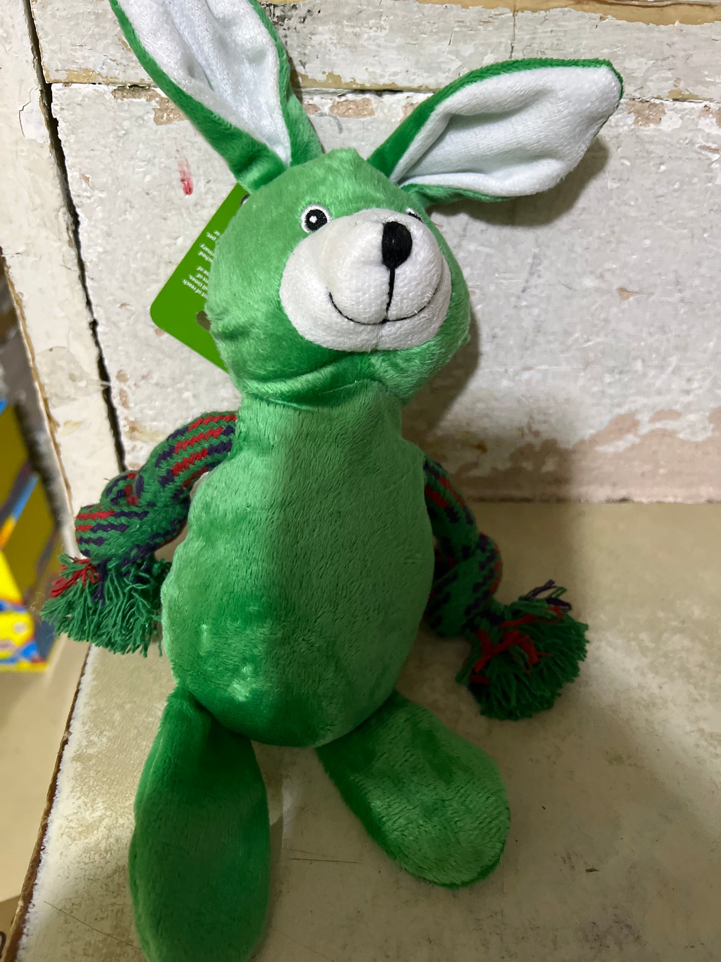 Lapin couineur en peluche