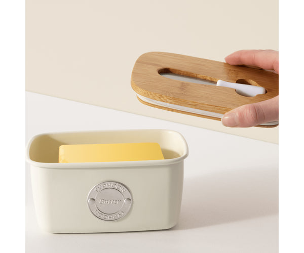 Conservez votre beurre frais avec notre ensemble de rangement et de spatule à beurre Living Cream.