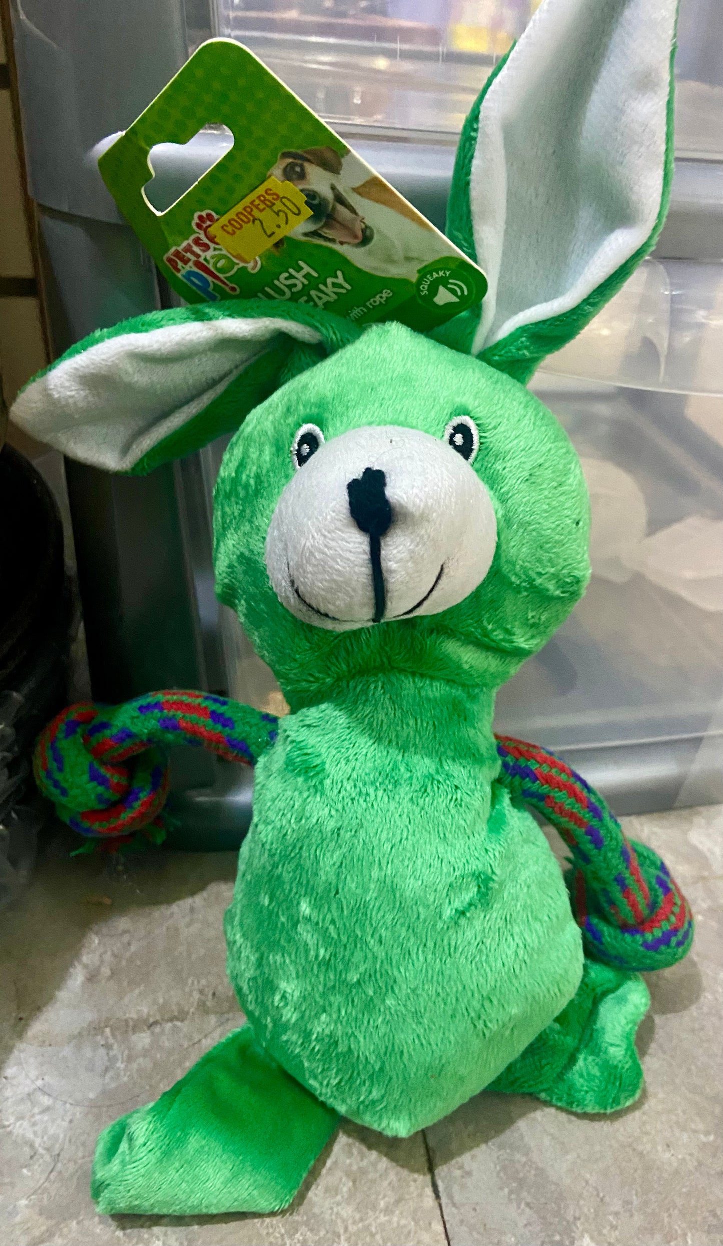 LAPIN EN PELUCHE COUINEUR AVEC BRAS EN CORDE