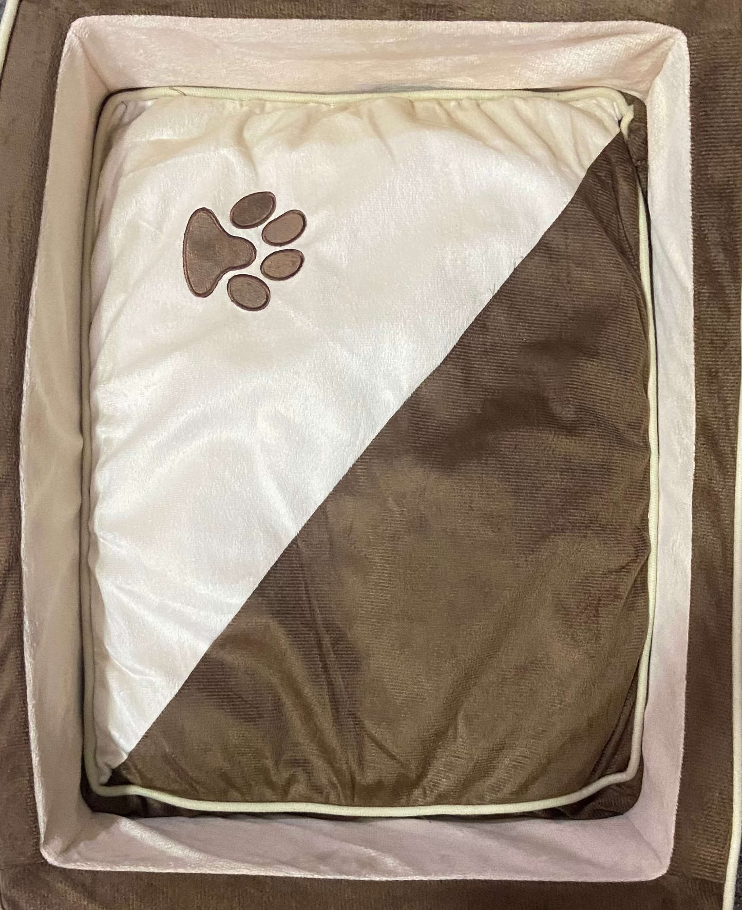PAW PRINTS LARGE PET BED H: 17x W: 62 x D:48cm
