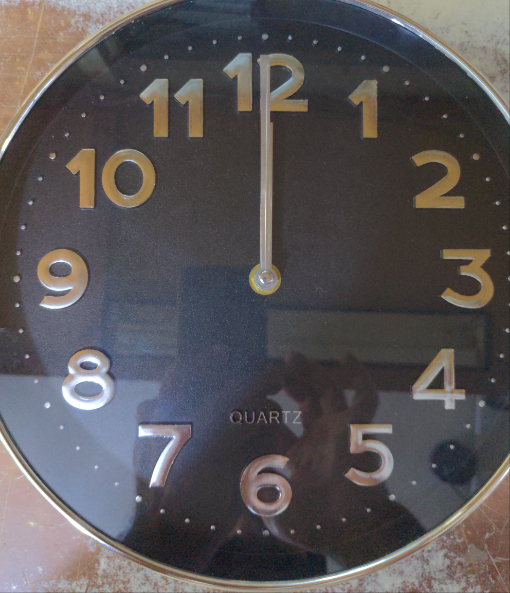 Horloge murale argentée à piles