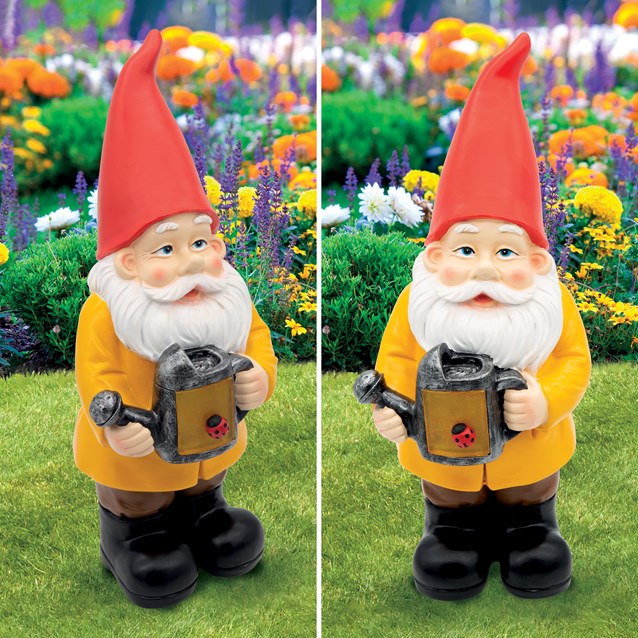 Nain de jardin solaire avec arrosoir