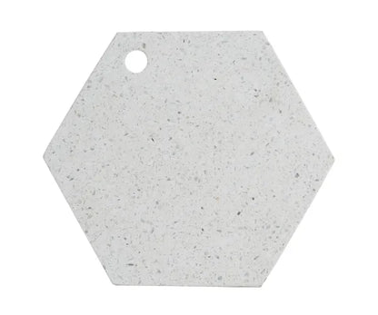 Découvrez l'élégante planche de service hexagonale en terrazzo d'Elements.
