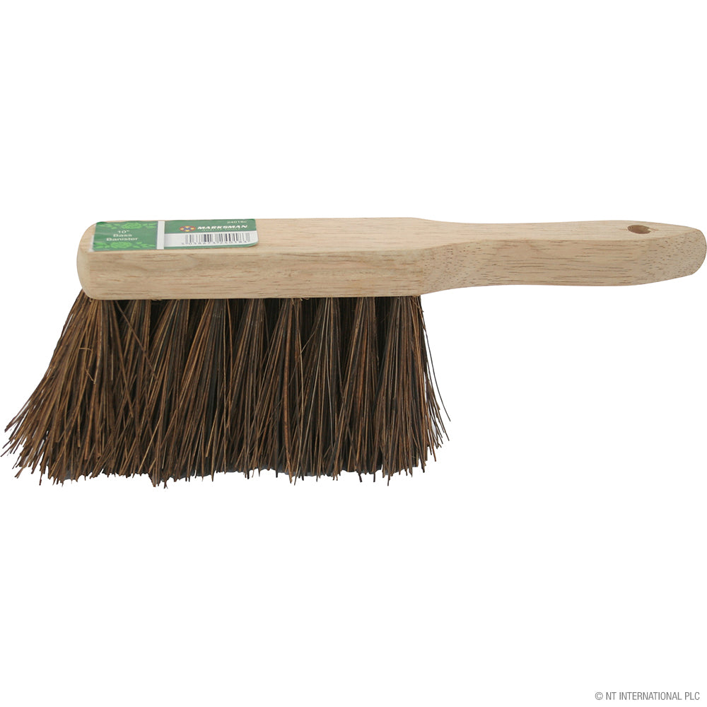 Nettoyage efficace avec la brosse à main rigide en fibre de chiendent de 26,5 cm.