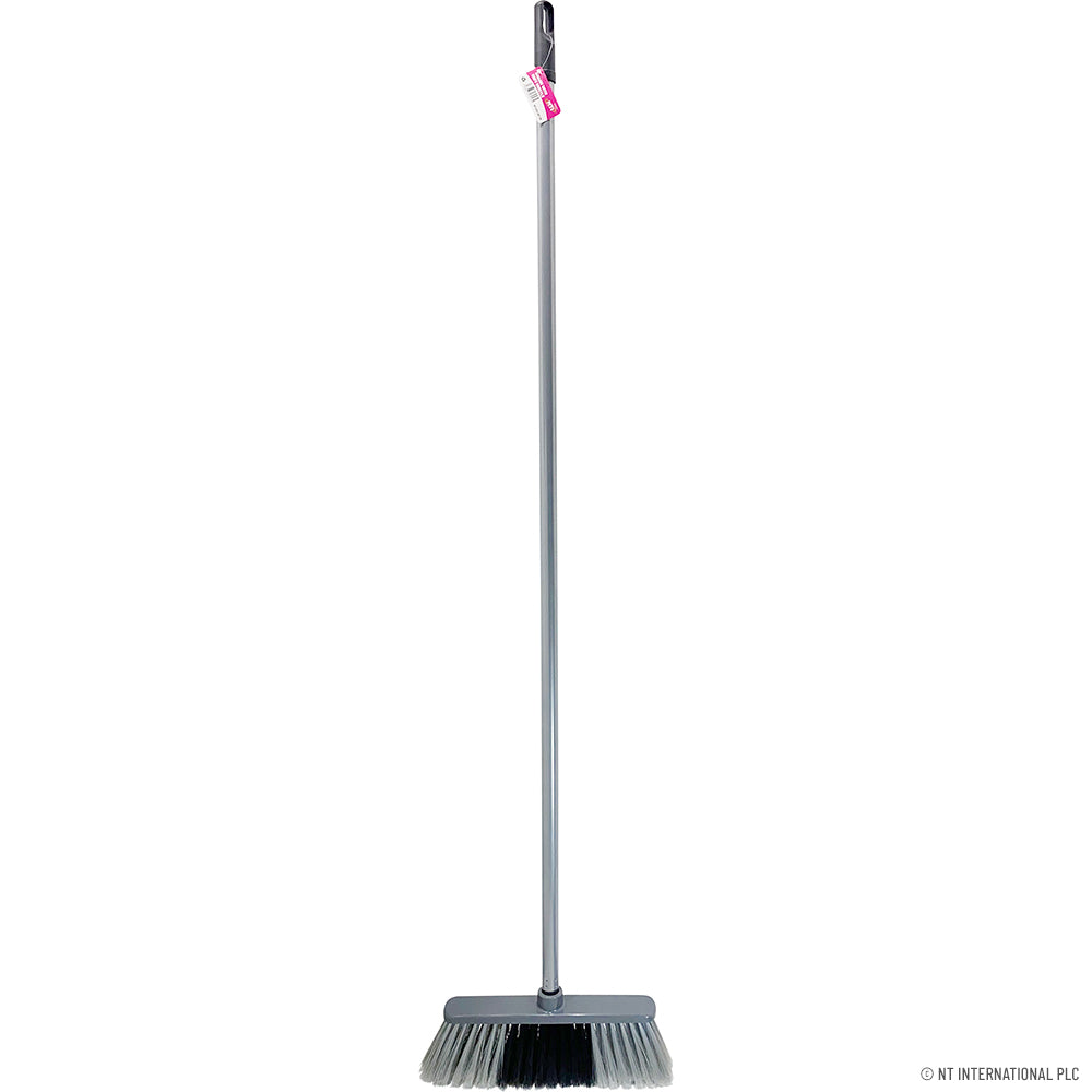Améliorez votre arsenal de nettoyage avec un manche à balai/balai gris de 1,2 m.