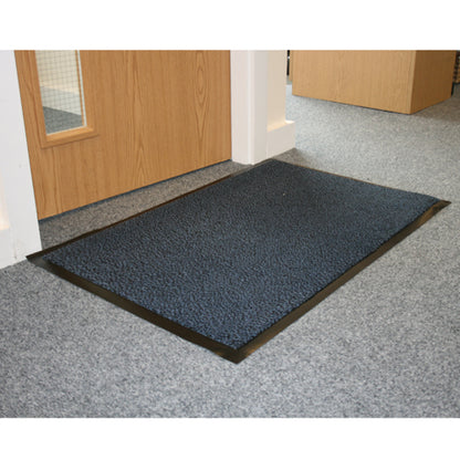 Améliorez votre espace avec le tapis barrière Commodore bleu/noir 60x80cm.
