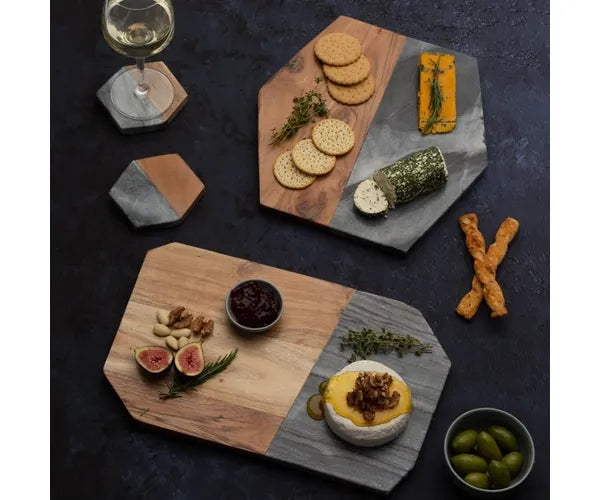 Sublimez votre cuisine avec la planche rectangulaire Elements en marbre foncé et acacia.