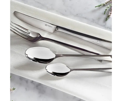 Améliorez votre expérience culinaire avec le coffret de couverts Mayfair 18/10 de 16 pièces.