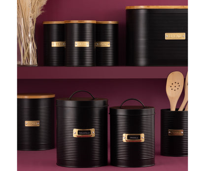Gardez vos gâteries fraîches avec la boîte à biscuits noire Otto.