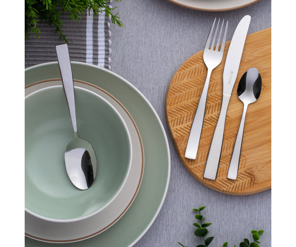 Sublimez vos repas avec le service de couverts 24 pièces en acier inoxydable 18/0 Everyday Purity, présenté dans son coffret cadeau.