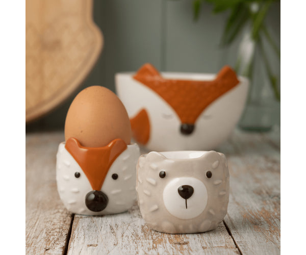 Adorables coquetiers de la forêt pour un petit-déjeuner champêtre.