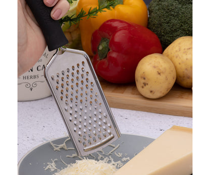 Améliorez votre cuisine avec notre râpe en acier inoxydable Essentials.