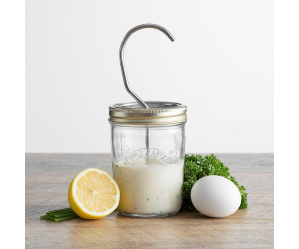 Ensemble de pots à mayonnaise et sauces haut de gamme pour délices gourmands.