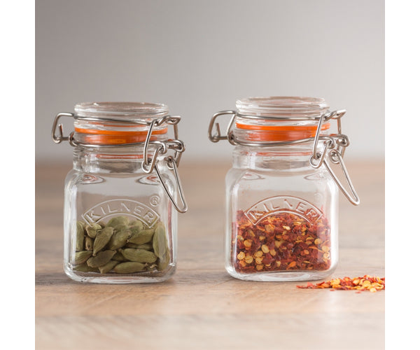 Optimisez l'organisation de votre cuisine avec notre pot à épices carré de 70 ml à fermeture à clip.