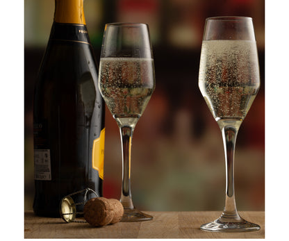 Sublimez votre expérience culinaire avec le majestueux ensemble de 4 flûtes à champagne 21 cl.