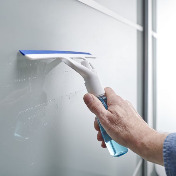 WINDOW SQUEEGEE WITH SPRAY