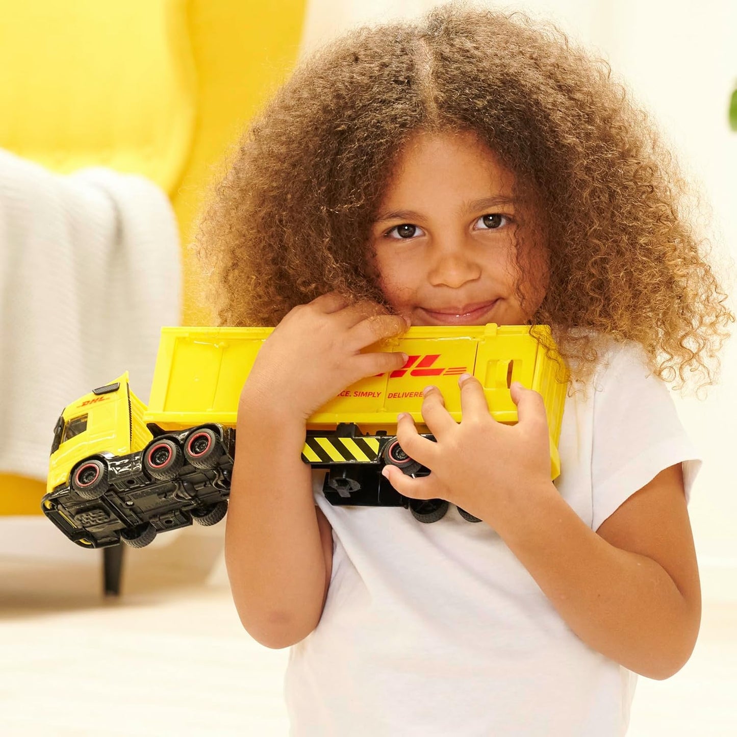 Dickie Toys - Volvo DHL Truck FH16 (35 cm) - Transporteur de colis et courrier pour enfants à partir de 3 ans, ensemble de jouets avec chariot élévateur, accessoires, lumière et son, piles incluses
