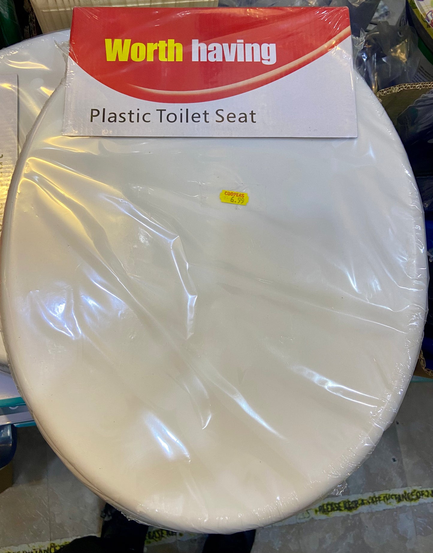 PLASTIC TOILET SEAT