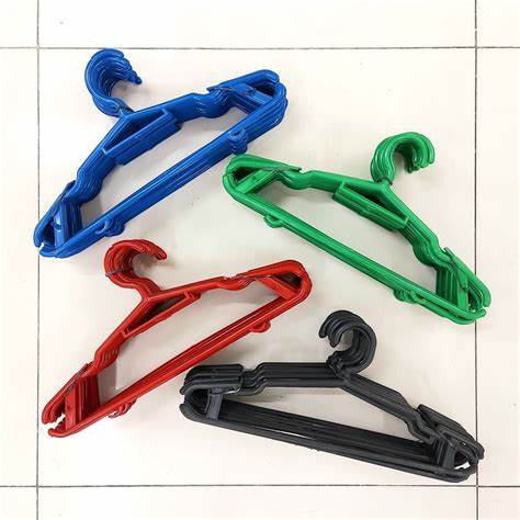 6 CINTRES EN PLASTIQUE COULEURS ASSORTIES
