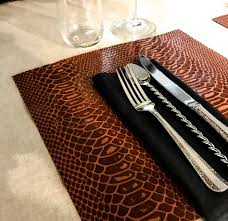 Napperons en papier faux croco caramel (lot de 8)