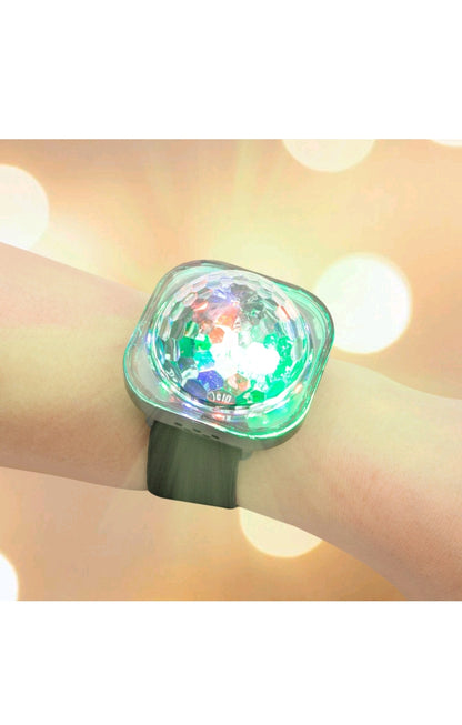 Global Gizmos 51569 Bracelet boule disco / Mini lumière disco pour enfants et adultes / 5 modes d'éclairage / Câble de charge USB inclus
