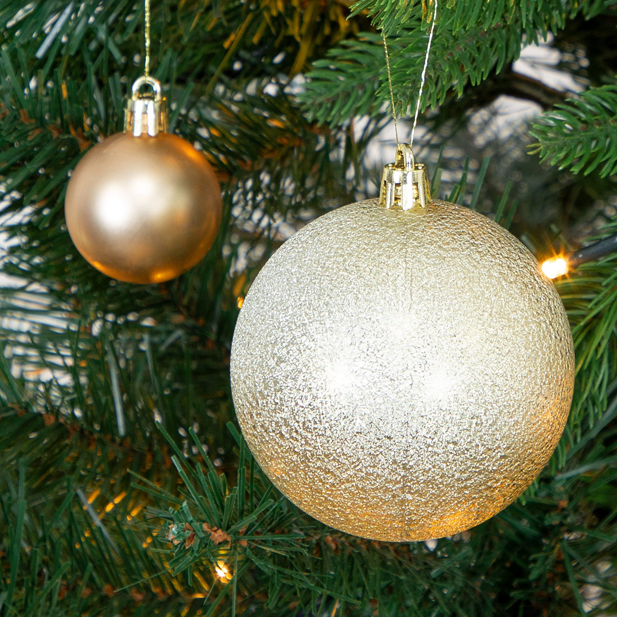 NOËL 50 BOULES INCASSABLES OR TAILLES ASSORTIES